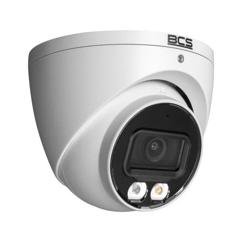 Biała, kopułowa kamera IP z logo BCS na górze, wyposażona w obiektyw i dwa widoczne diody LED. Kamera ma nowoczesny design i jest przeznaczona do monitoringu.
