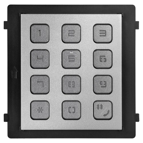 Na zdjęciu znajduje się srebrna klawiatura numeryczna z czarnymi przyciskami, umieszczona na prostokątnej, czarnej ramce. Każdy przycisk ma wyraźnie oznaczone cyfry od 0 do 9 oraz dodatkowe symbole.