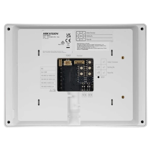 Tył panelu wideodomofonu Hikvision z widocznymi złączami i oznaczeniami technicznymi. Na środku znajduje się płytka z różnymi portami i złączami.